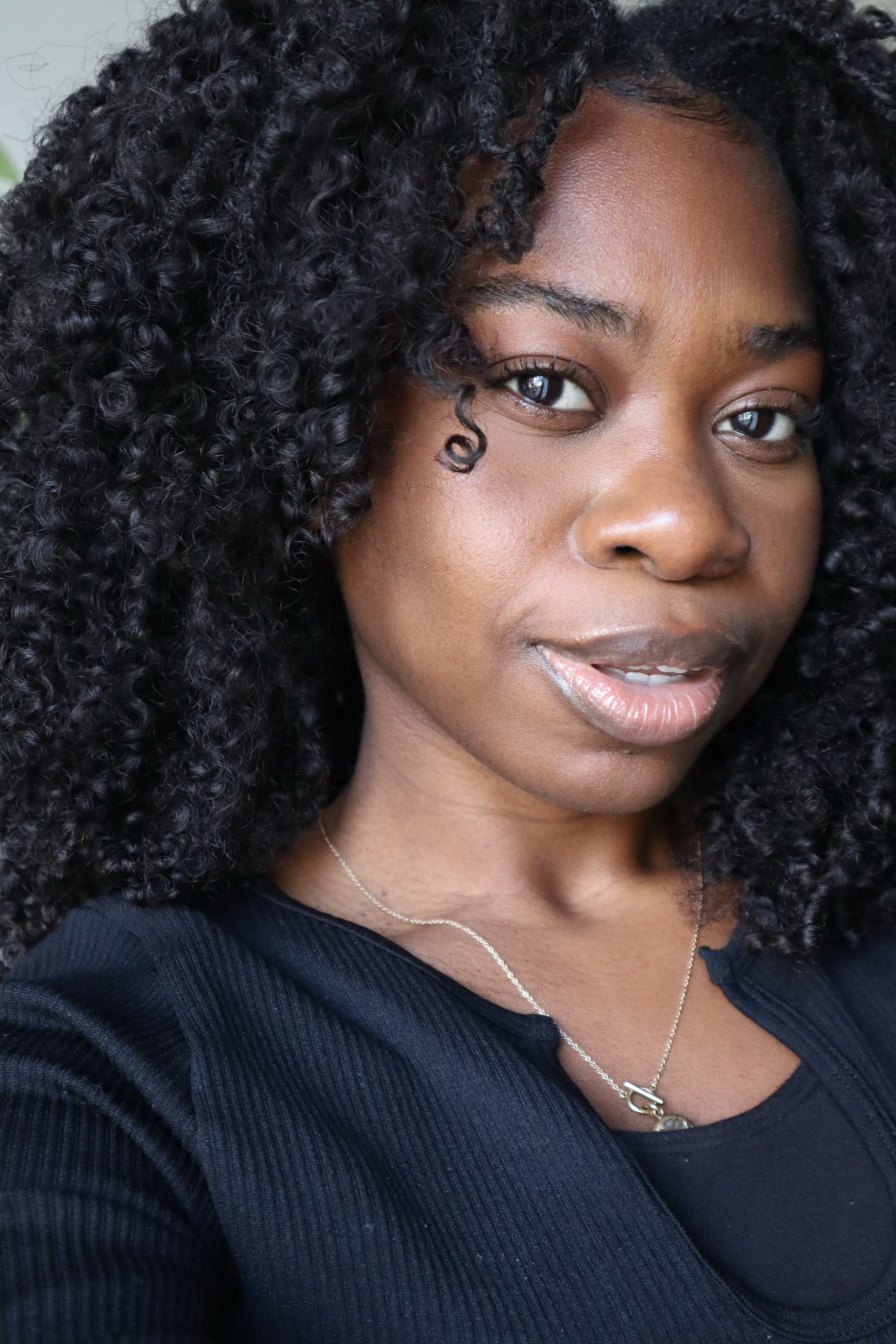 Person wearing kinky curly hair.